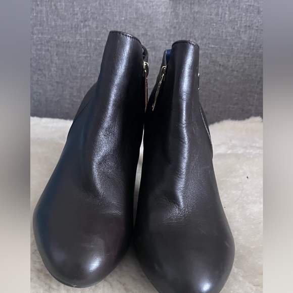 A pair of Tommy Hilfiger brown booties - Picture 7 of 7